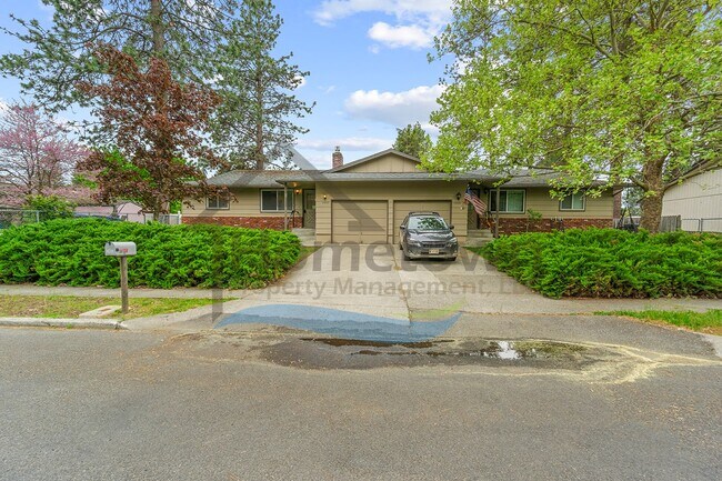 Foto del edificio - 2 Bedroom 1 Bath Home with Attached Garage...