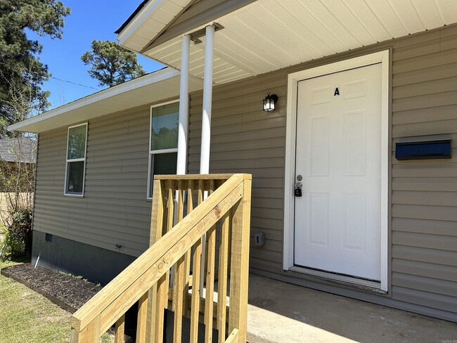 Building Photo - 8a Hiland Pl