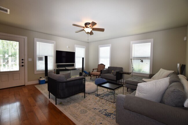 Building Photo - Charming Highland Village Home with Guest ...