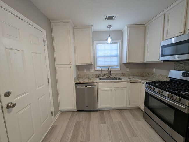 Building Photo - Beautiful 3 bedroom, 2.5 bath corner lot home located in the Arlington Community in SC!