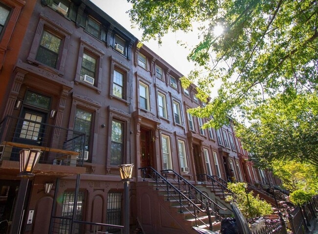 Building Photo - 22 Hart St