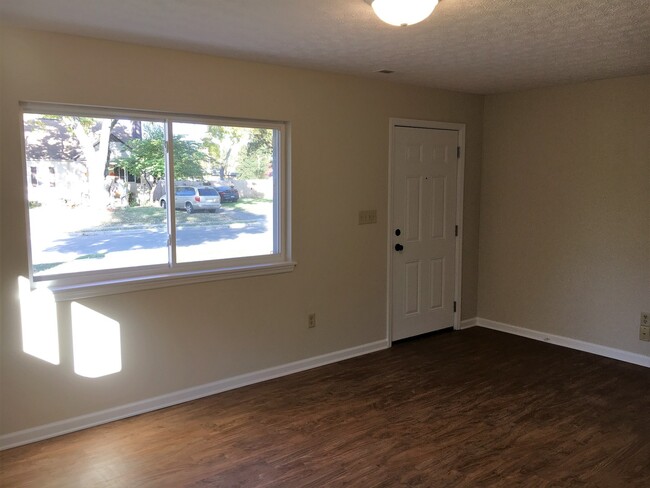 Building Photo - **REMODELED 2-BEDROOM HOME w/ GARAGE IN NO...