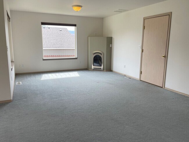 Building Photo - Now renting 3 bedroom House