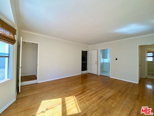 Building Photo - 731 1/2 N Edinburgh Ave