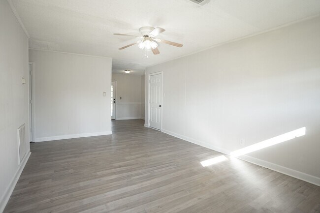 Foto del edificio - 3321 Young Forest Dr