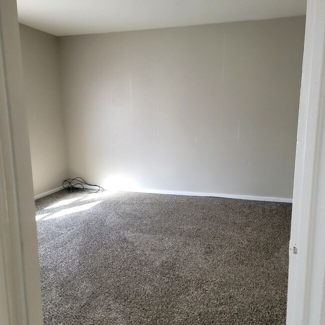 Building Photo - Newly listed and renovated 4 bed 2 bathroo...