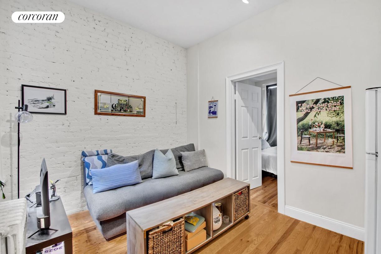 Foto del edificio - 230 E 25th St