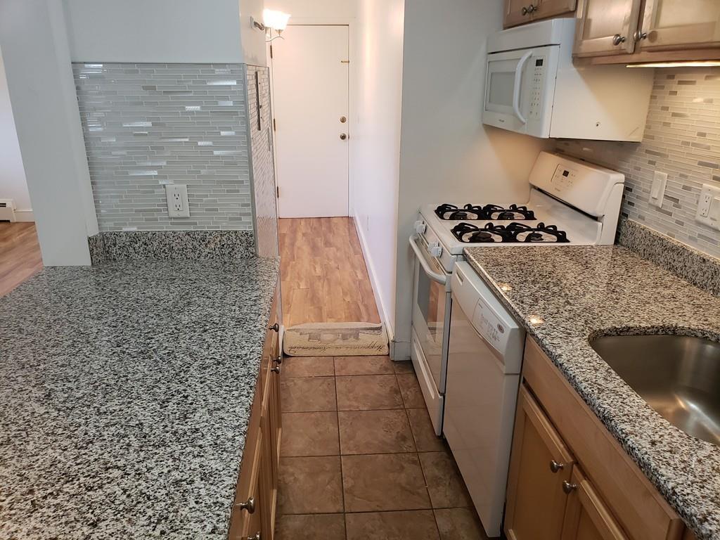 9 Longwood Dr, Andover, MA 01810 Condo for Rent in Andover, MA