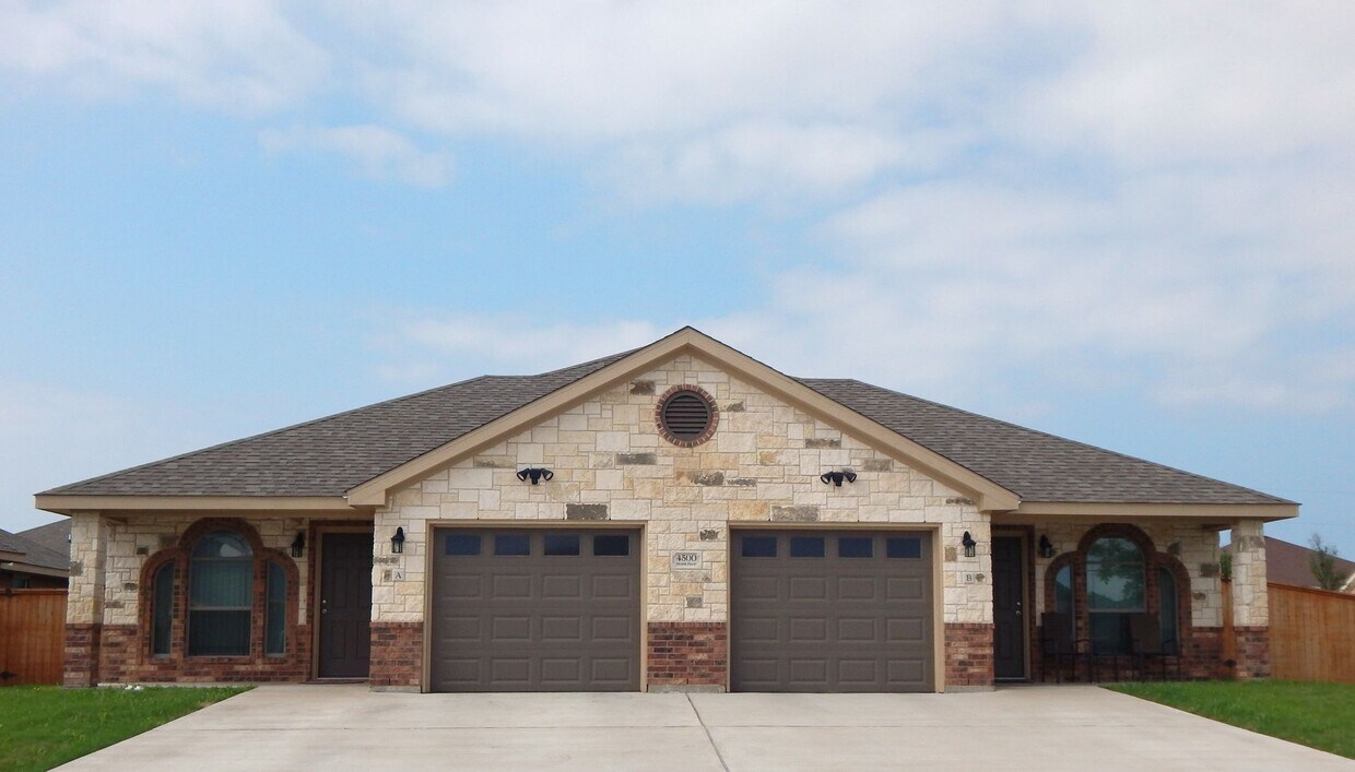 Foto principal - Beautiful 3bed/2bath Duplex near Clear Cre...