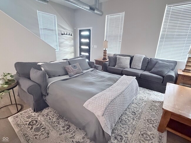 Building Photo - 656 N Beville Ave