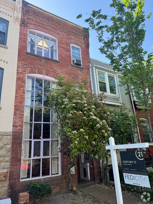Building Photo - 208 9th St NE