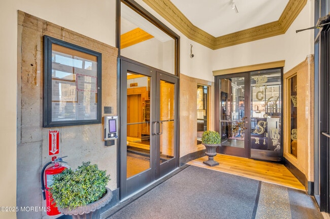 Building Photo - 601 Bangs Ave