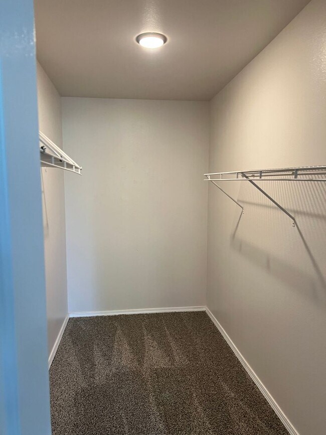 Building Photo - Home in SW Redmond