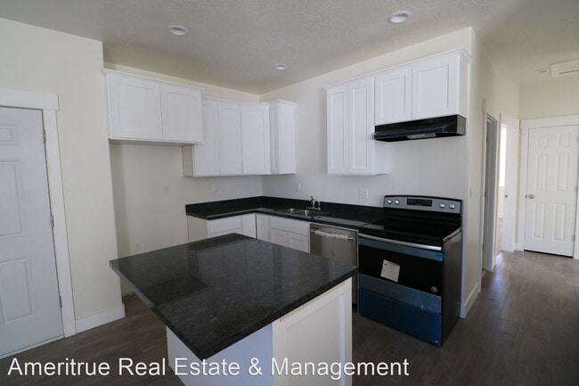 Building Photo - 7 br, 3 bath House - 477 S 100 E