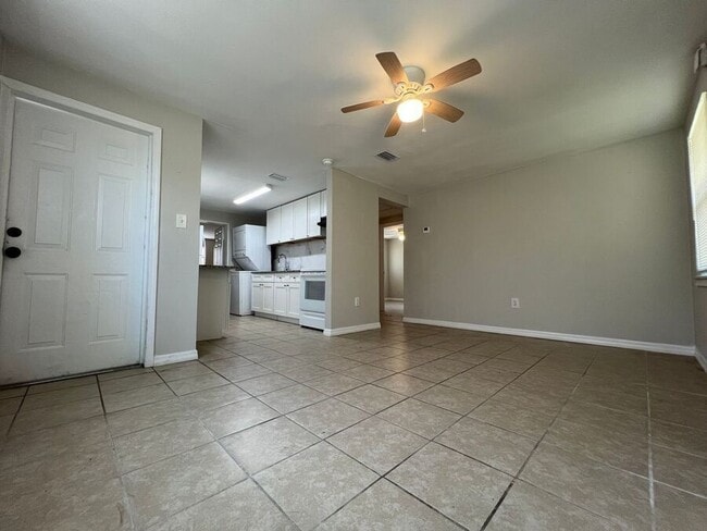 Building Photo - 809 1/2 W Warren St-