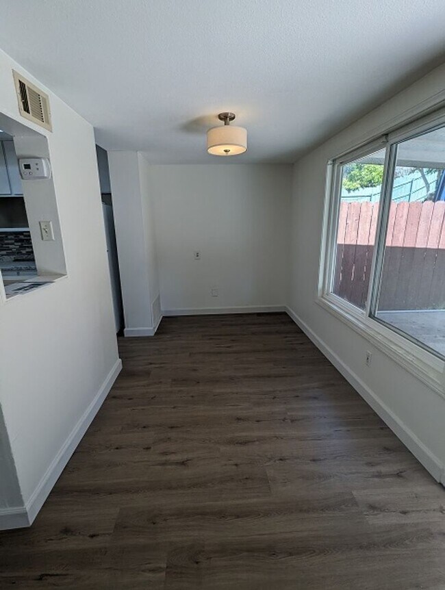 Foto del edificio - 3 Bedroom 2.5 Bathroom Two Story Townhome in Spring Valley