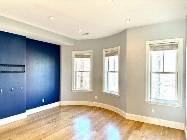 Building Photo - 133 Saratoga St