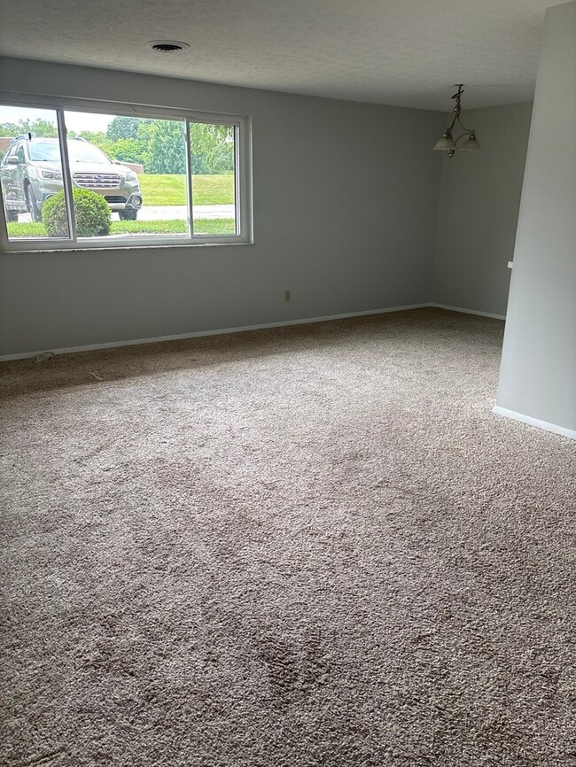 Building Photo - 2 bed 1.5 bath condo