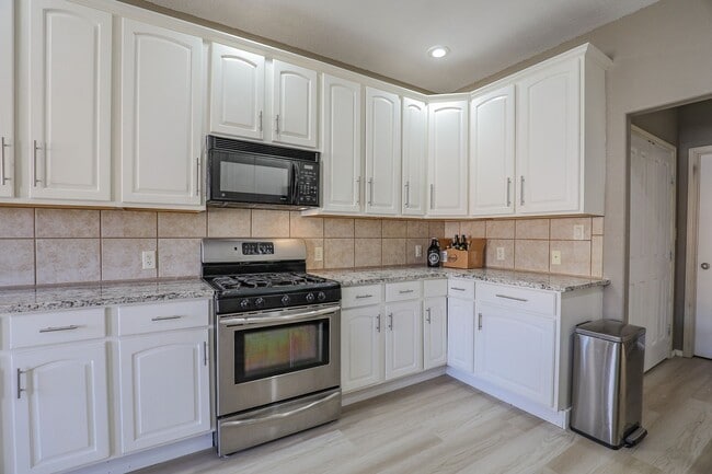 Building Photo - Beautiful 4 bedroom, 2 bath home