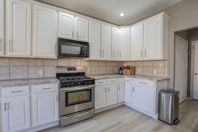 Foto del edificio - Beautiful 4 bedroom, 2 bath home