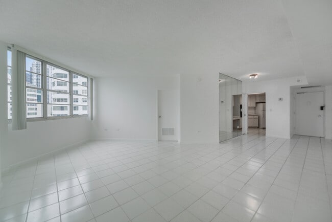 Foto del edificio - 801 Brickell Bay Dr