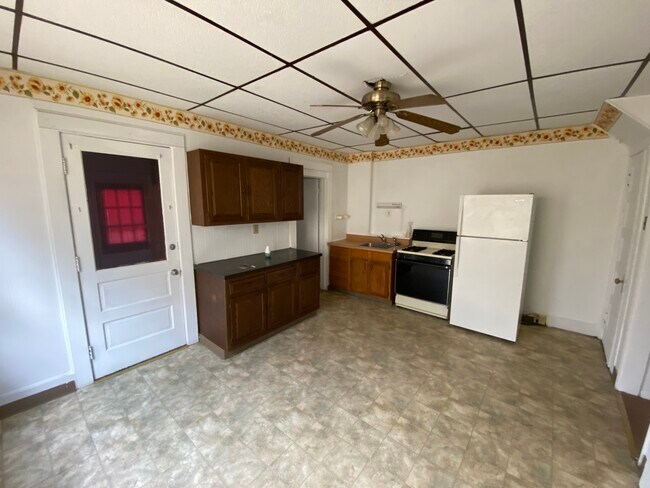 Building Photo - 613 S Main St