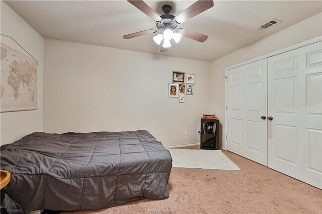 Foto del edificio - Available May 2026! Great 3 Bedroom, 3 Bathroom Close to Everything!!