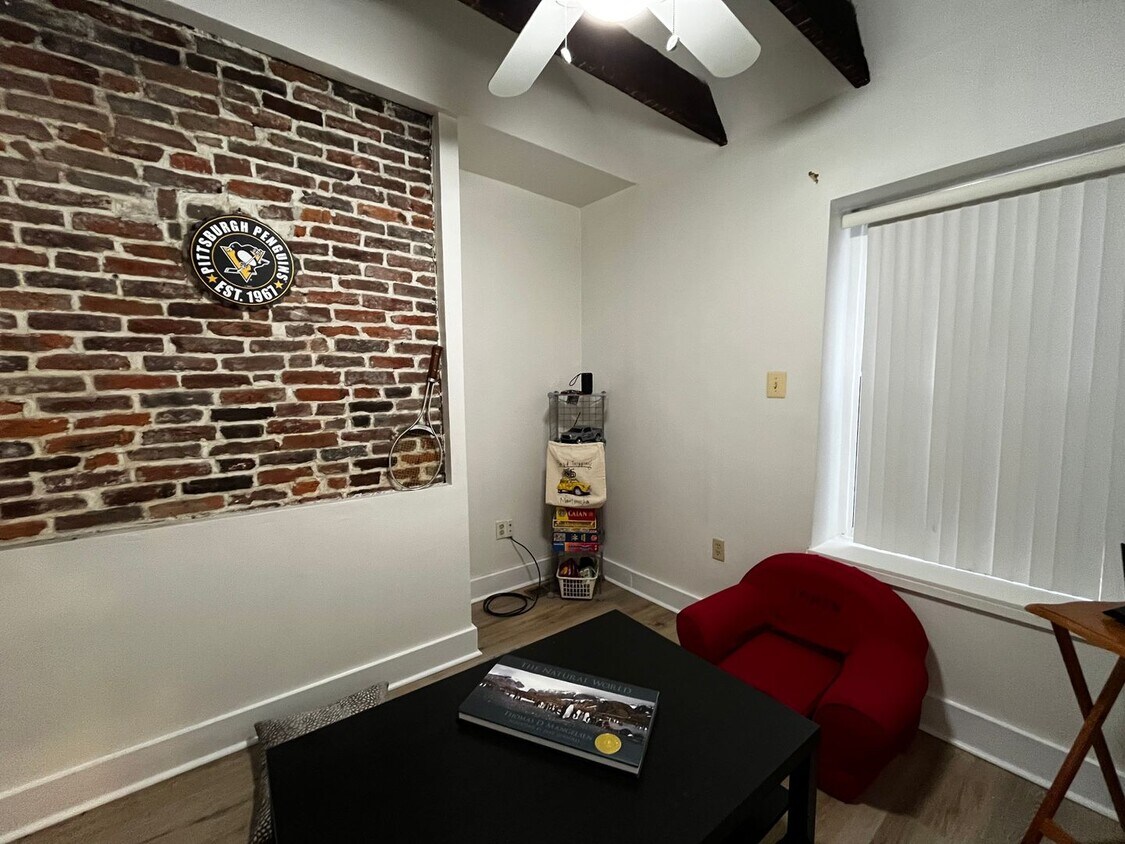 Primary Photo - Newly Renovated 2 Bedroom House - Central ...