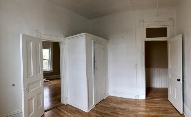Building Photo - 517 E Broadway