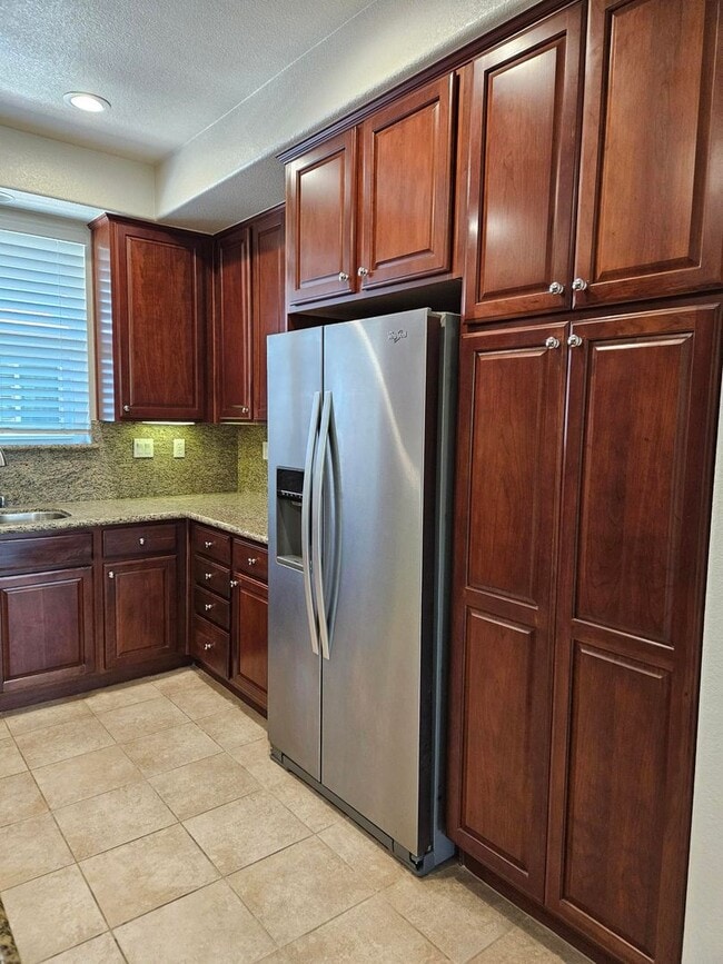 Building Photo - Spacious Tri-Level Townhouse/Condo Near Sa...