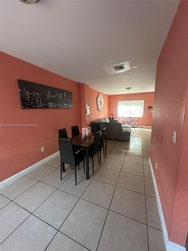 Foto del edificio - 8319 NW 5th Ave