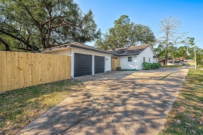 Building Photo - 23130 Bayleaf Dr