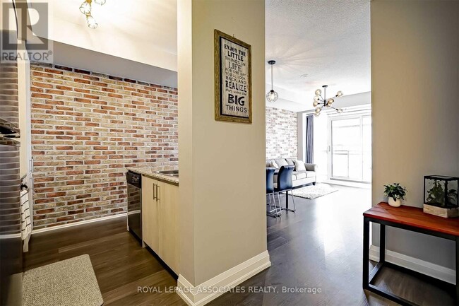 Photo du bâtiment - 85 The Donway W