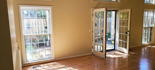 Building Photo - 401 Bowling Ave