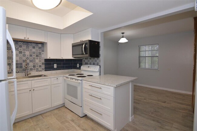 Building Photo - 8912 Circle Dr