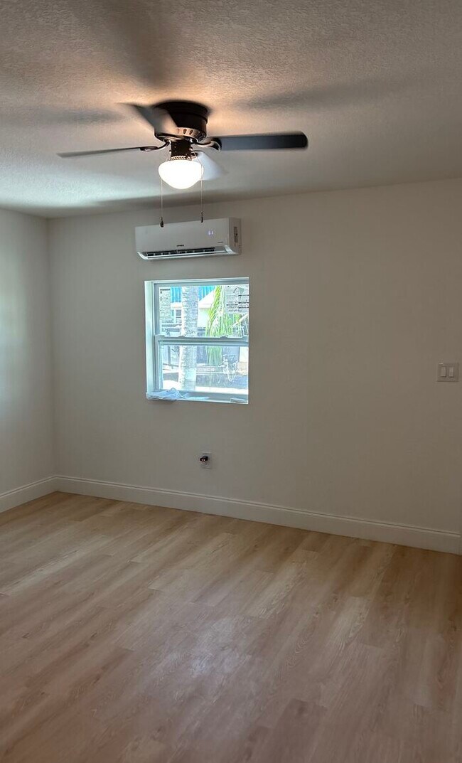 Foto del edificio - 4605 N Hubert Ave