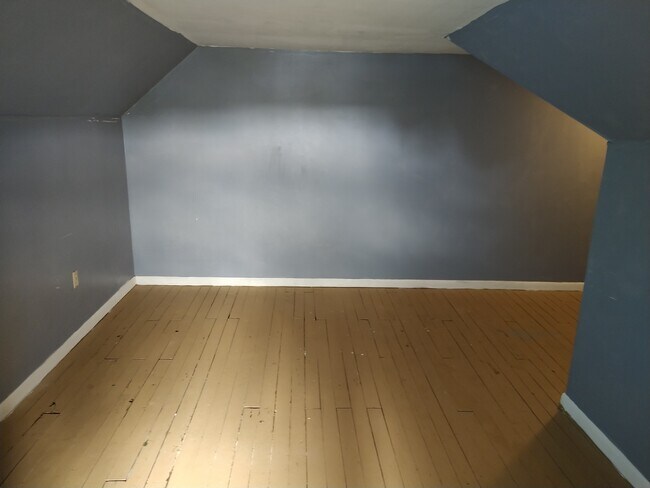 Upper bedroom image 3 - 34 Parkway