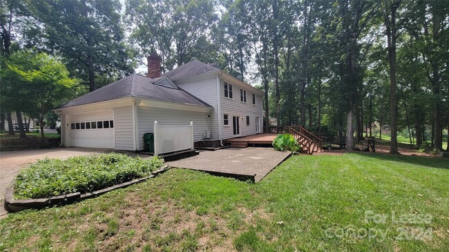 Building Photo - 9424 Whitethorn Dr