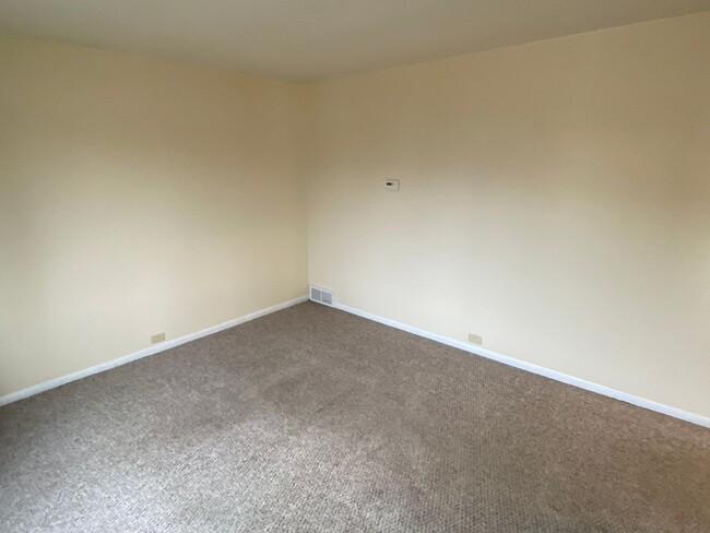 Building Photo - 2 BR Ranch Style Home with Off-Street Parking