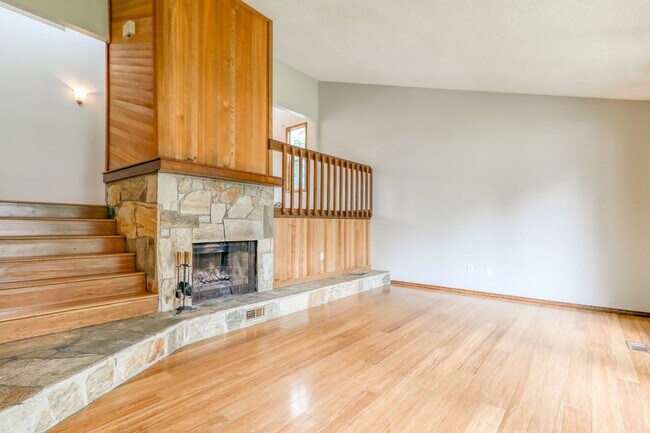 Building Photo - Custom, Vintage 4BD Salmon Creek Home!