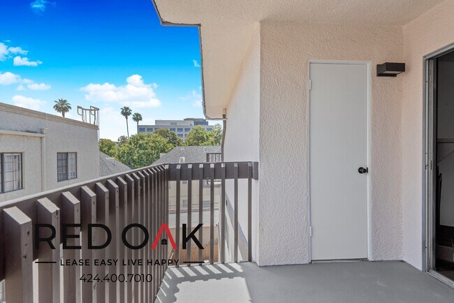 Building Photo - Bright and Spacious Top Floor One Bedroom ...