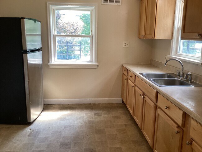 Building Photo - 2 bedroom single family home with off stre...