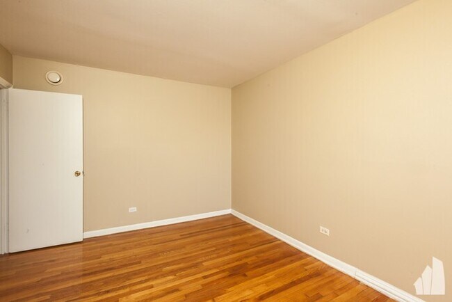 Building Photo - 1610 W Jarvis Ave