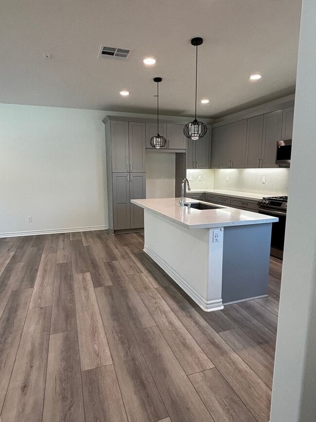 Building Photo - $500 OFF SECOND MONTH RENT SPECIAL!! - Bright Four-Bedroom Townhome in Whittier and Walkable Palm...