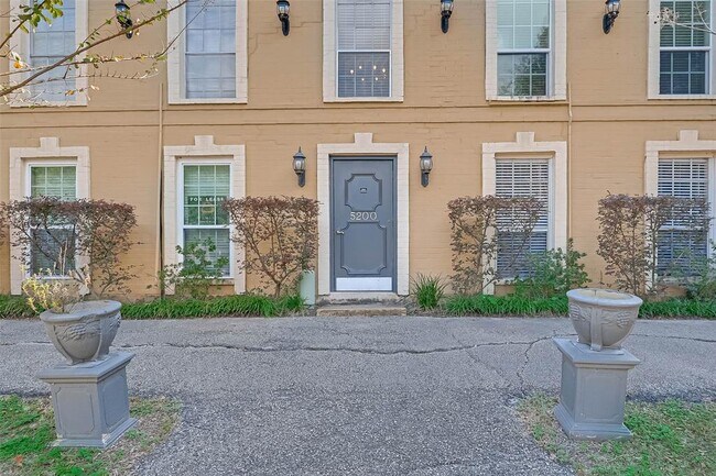 Building Photo - 5200 Arboles Dr