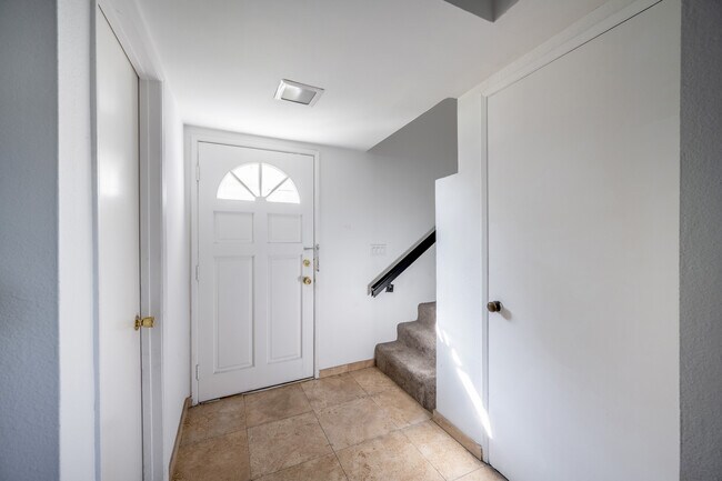 Foto del edificio - 18504 Mayall St