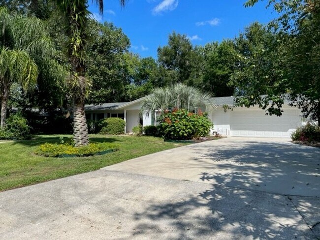 Building Photo - True Florida Home! Fantastic Location!