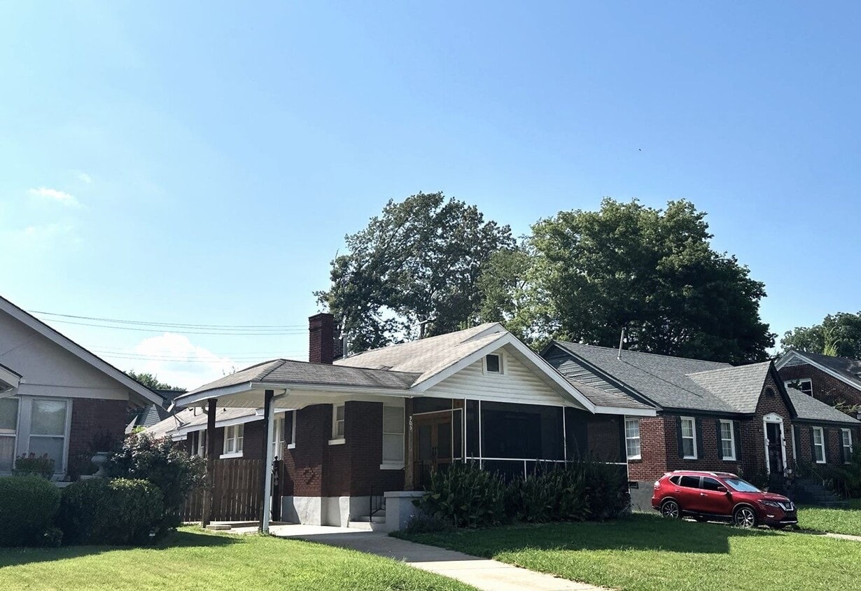 Primary Photo - Beautiful 4 Bedroom Home Available