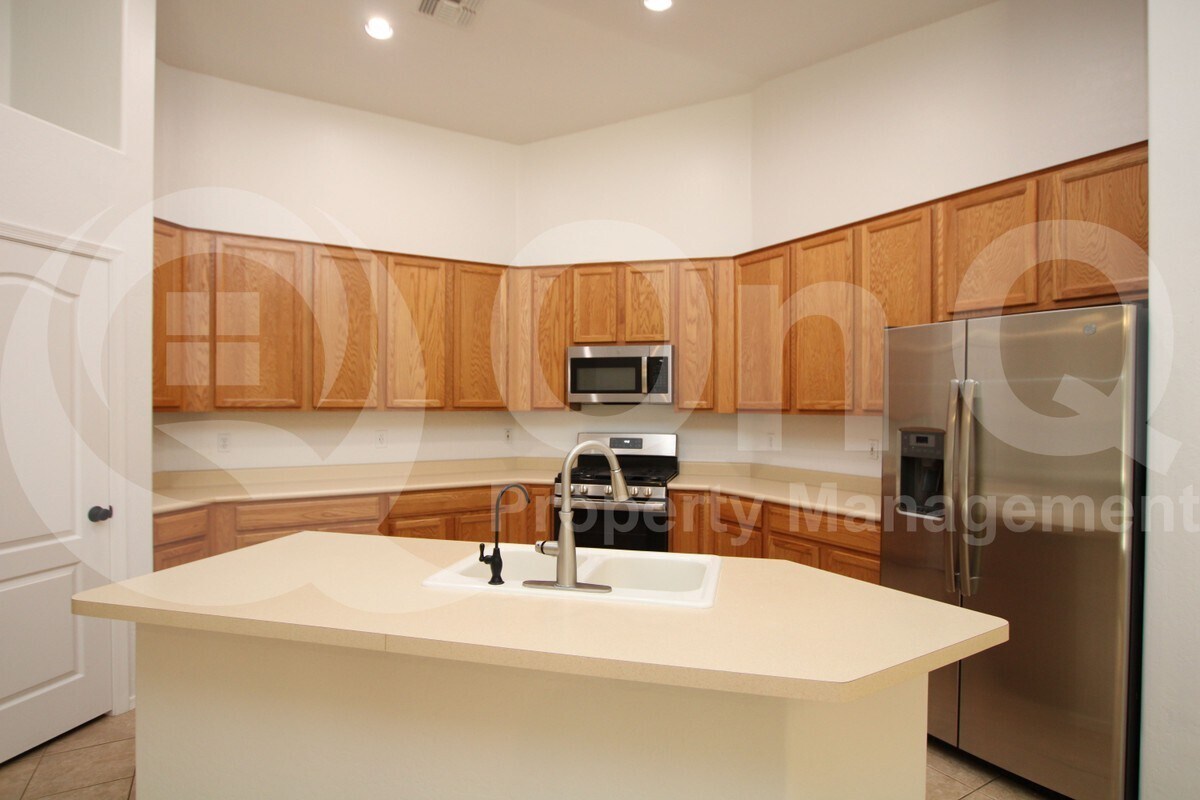 Foto principal - 3698 E Kimball Rd