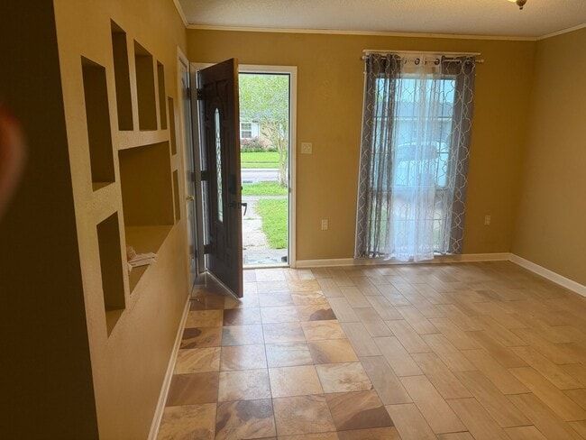 Building Photo - 2412 Riverbend Dr